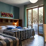 Hotel Parco Dei Pini - 100mt Dal Mare 3*