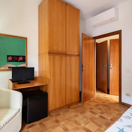 Parco Dei Pini - 100mt Dal Mare 3* 폴로니카
