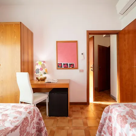 Parco Dei Pini - 100mt Dal Mare 3* 폴로니카